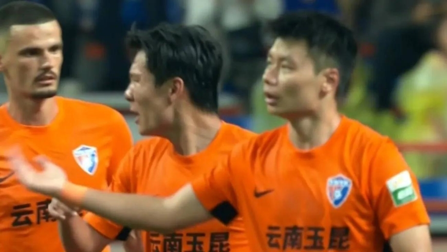 中超积分榜更新！海港4-1大胜河南登顶，中超榜首之争愈加激烈，武汉三镇七轮不胜！