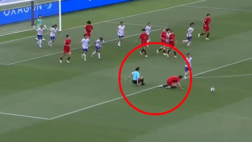 防守第12人！中国女足回防与裁判相撞，主裁腿部不适随即吹停比赛