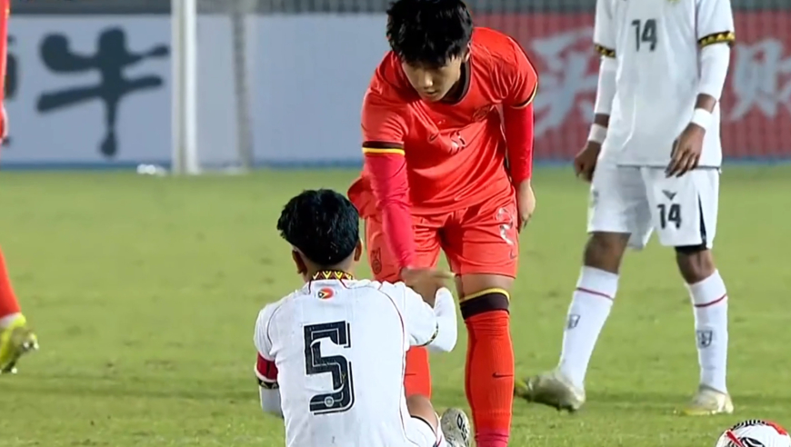U17国足14球狂胜东帝汶赛后众生相：裁判忽略补时准点吹哨，众将轻庆祝安慰失落对手