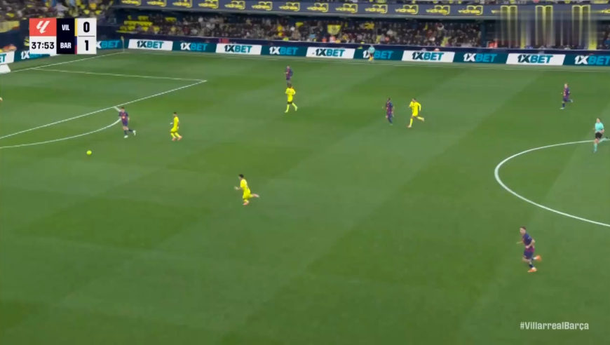 太脏了！慢镜还原黄潜悍将背后暴力飞铲铲伤亚马尔，巴萨全队怒了