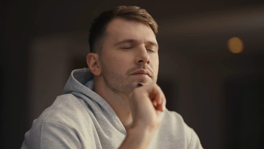 东契奇最新搞笑广告：向博班裁判和Woj道歉 送上签名鞋赔罪