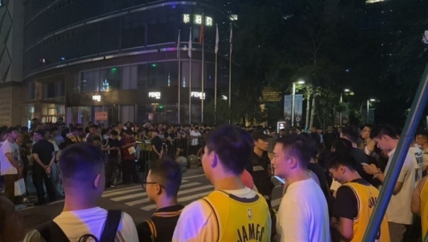 直接通宵等待？詹姆斯凌晨飞往成都机场 接待酒店涌现大量球迷守候