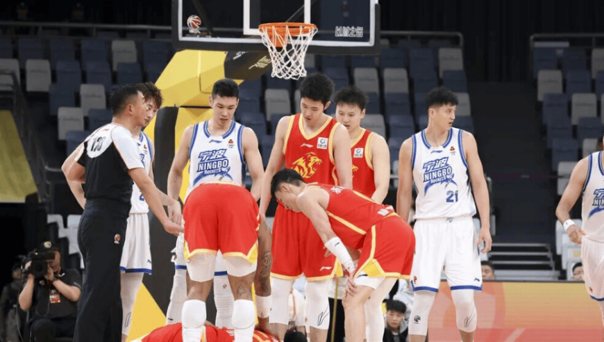 广厦官方：在队医陪同下，胡金秋已经前往医院进行检查