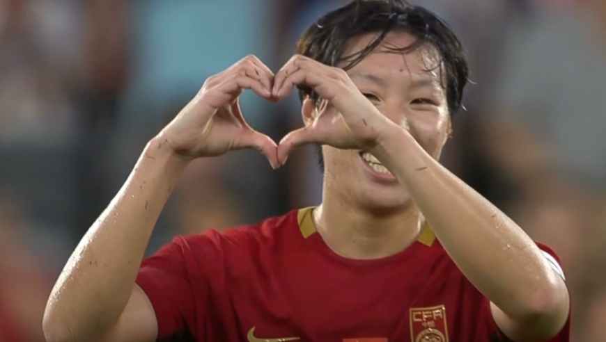 漂亮！邵子钦被拉拽倒地送点亲自主罚命中，中国女足领先