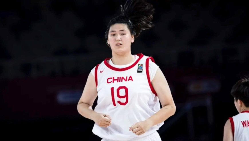 全场欢呼！张子宇迎来成年国家队首秀 篮下巨无霸拿下正式首分