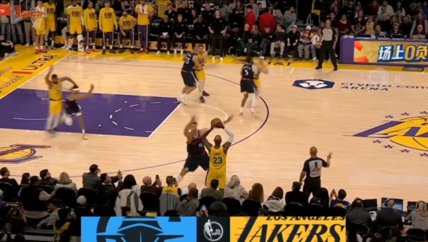 詹姆斯发边线球险些失误，抢下篮板球将功补过!回顾湖人对阵快船最后一刻