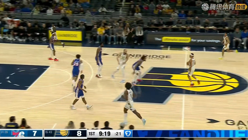 大中锋也能这么玩！赫夫外线直接点飞恩比德 突破内线肘击VJ上篮