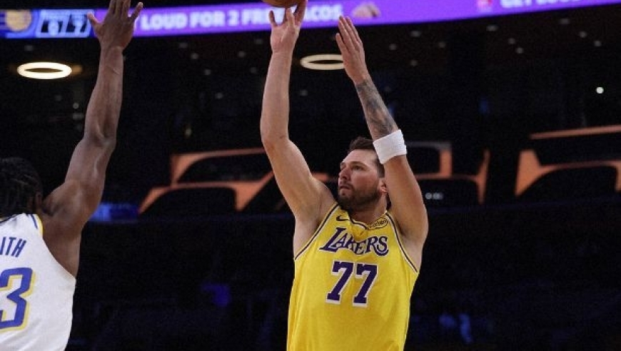 东契奇44+9+5+3+2造NBA神迹，里夫斯半场8中1，湖人大胜步行者