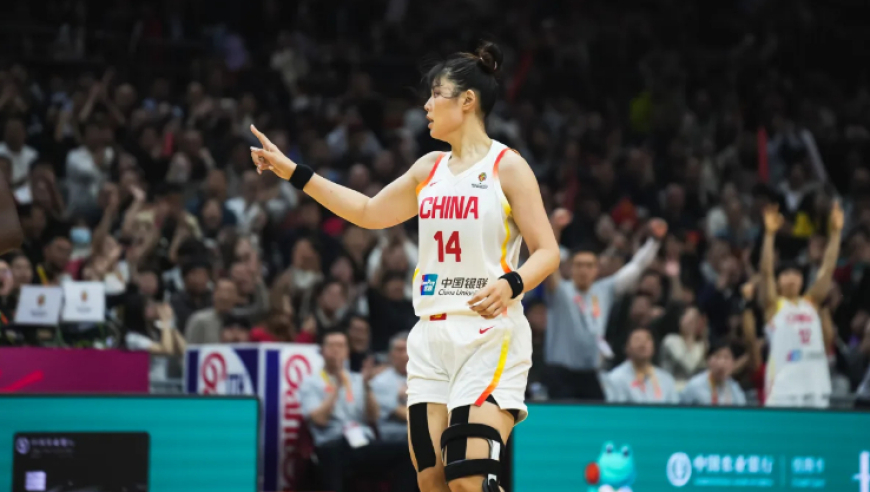中国女篮半场领先南苏丹10分：张子宇8分 李月汝2分3犯规低迷