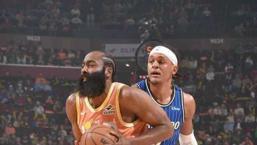 骑士三核驱动制胜：米切尔42分哈登压哨抢断 莫布利百分百准星