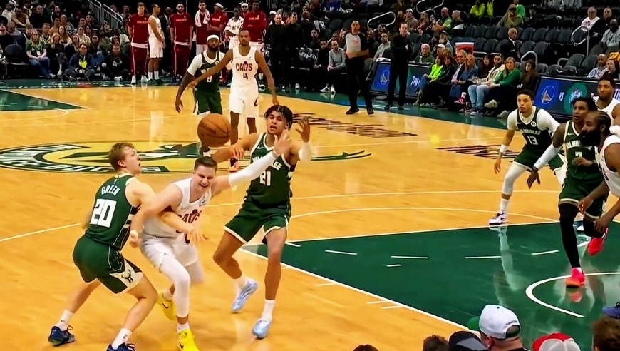 离谱！没暂停里弗斯要求挑战，被吹技术犯规，直接杀死比赛，老里还在笑