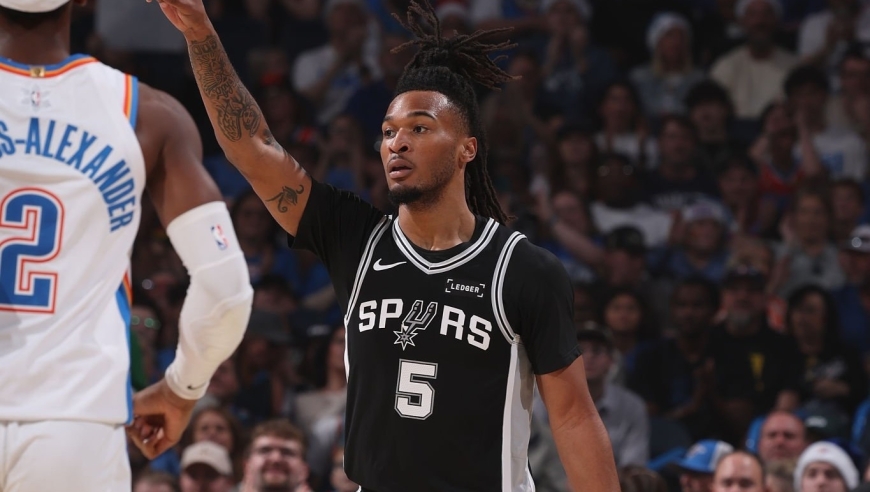 防到亚历山大10中2！马刺21岁新星崛起，美媒大赞：1米98版韦德