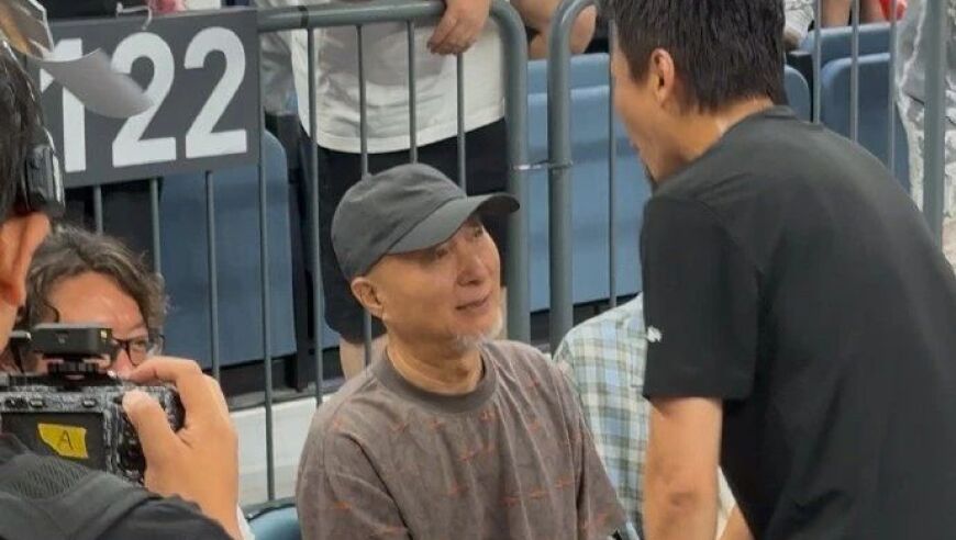 邓超慈善赛上篮被NBA球星库兹马飞天大帽，愣在原地4秒，随后在库兹马眼皮底下上篮得分
