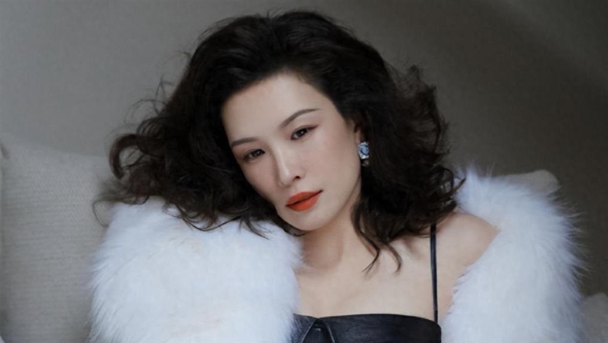 谢晖也没想到，不愿给自己生娃的佟晨洁，如今却在给魏巍当妈