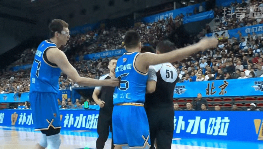 过分！张才仁大力击打贺希宁，谁注意到，周琦2个动作太及时