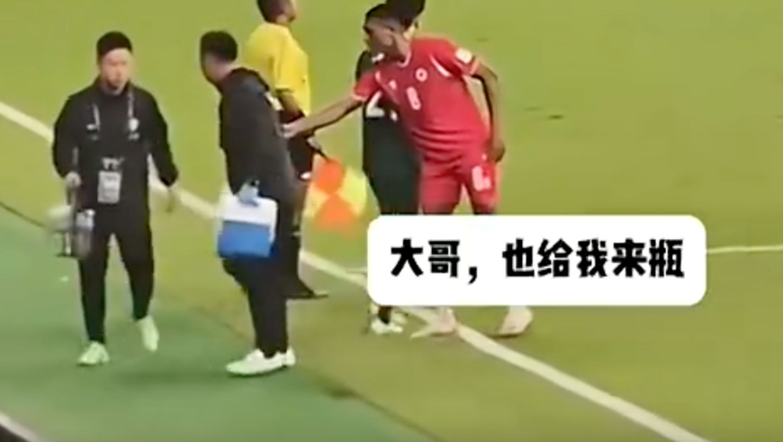 亚冠搞笑一幕：打完架后，河内球员找国安要水喝被拒，只能捡水喝