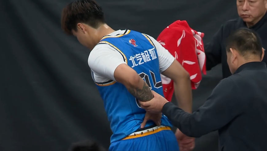 离谱！里勒肘击致赵睿背部重摔痛苦拍地 赵睿竟被吹犯规被搀扶离场