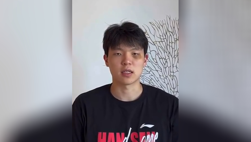 太搞笑！杨瀚森“熊猫眼”与东契奇隔空互动 一本正经样子太有趣