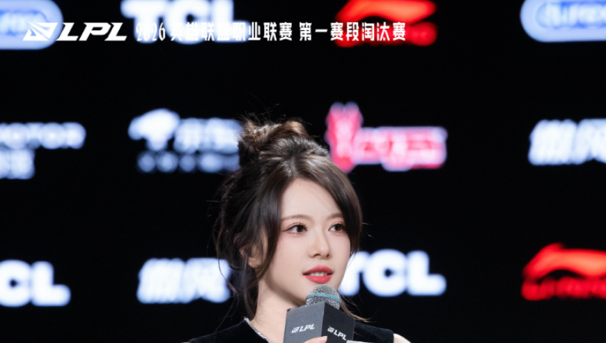 【LPL老婆】骆歆白短裙+细高跟，展现修长美腿