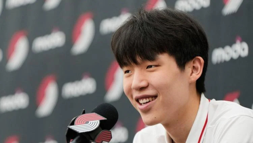 杨瀚森7月12日首秀战勇士！一句话接地气被美媒刷屏 笑声像小卡？
