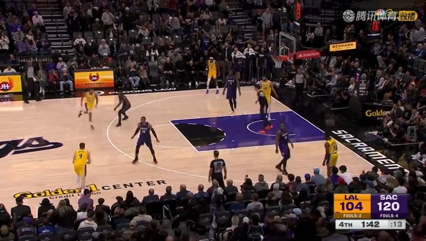 湖人国王最后时刻：布朗尼连中三分 詹姆斯和德罗赞拥抱