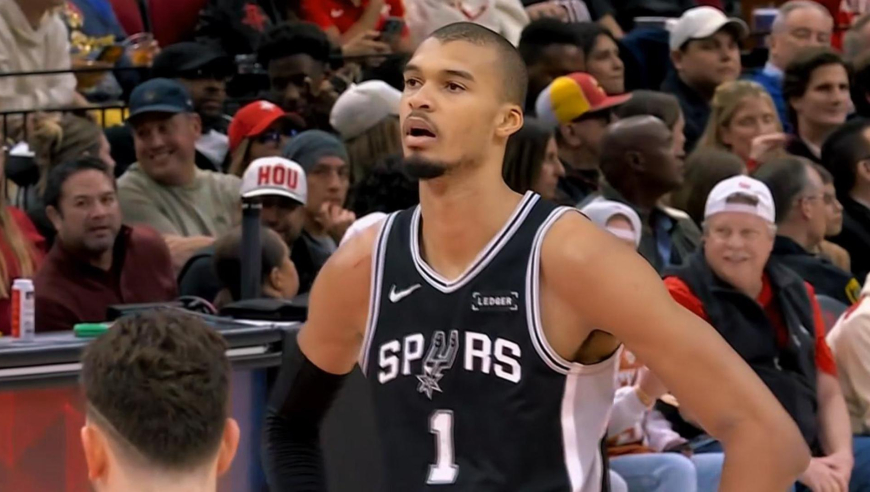 一人打穿一队！文班亚马末节发威四分钟9分助马刺轰11-0碾压火箭