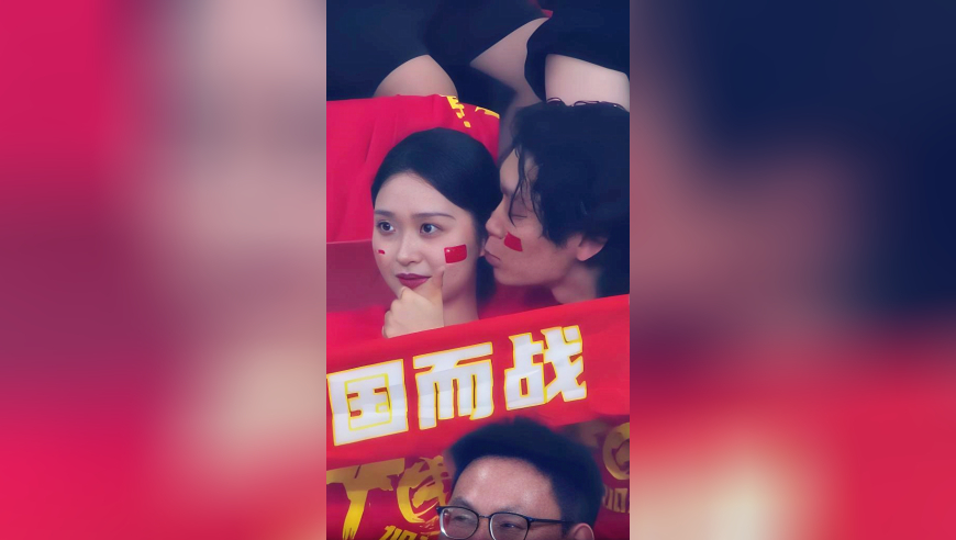 尴尬一幕！国足主场重庆美女如云，男友偷亲失败被现场起哄
