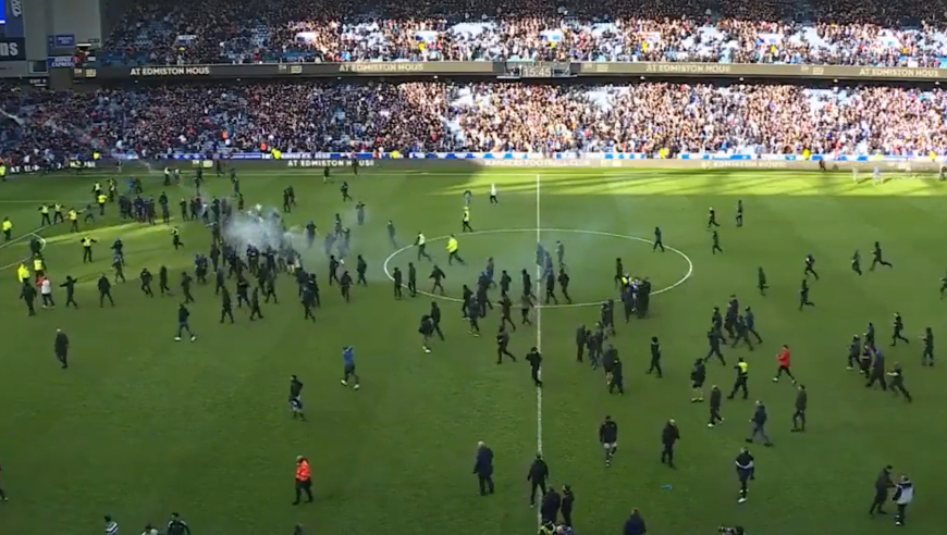 苏足总杯国家德比赛后上演火爆大混战：双方球迷互掷杂物甚至烟火，场面混乱忙坏安保