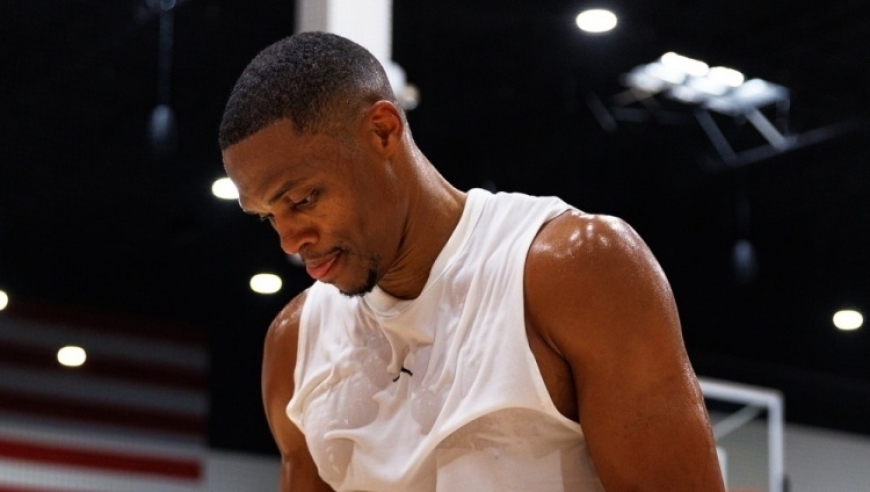 威少现身训练馆挥汗如雨！连获多人力挺：他不是毒瘤+值得留在NBA