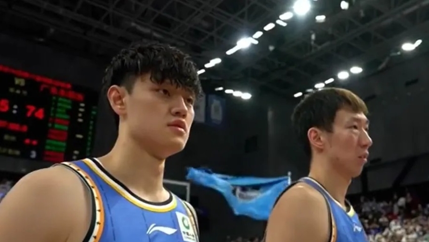 撞人不关心！周琦冷对受伤徐杰引众怒，赵睿暖心举动高下立判