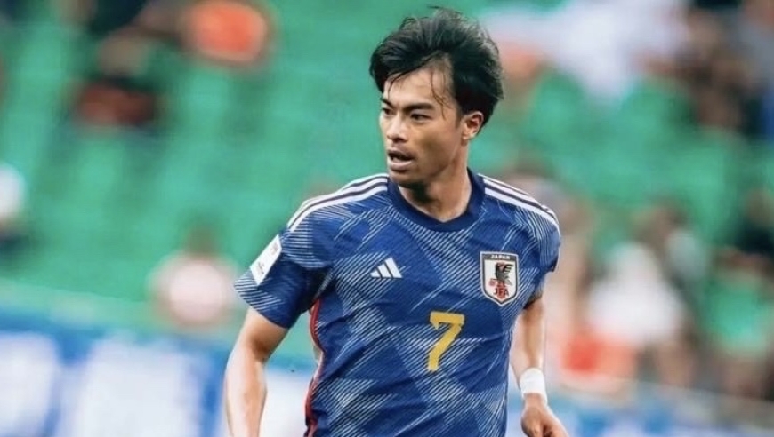 气愤！三笘薰拿日本战犯照片7天没道歉，布莱顿向他道歉，不尊重中国