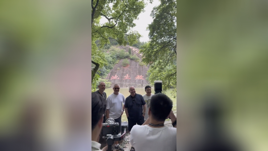 众星云集！丁俊晖威廉姆斯希金斯亨德利参观新昌大佛寺，体验传统文化