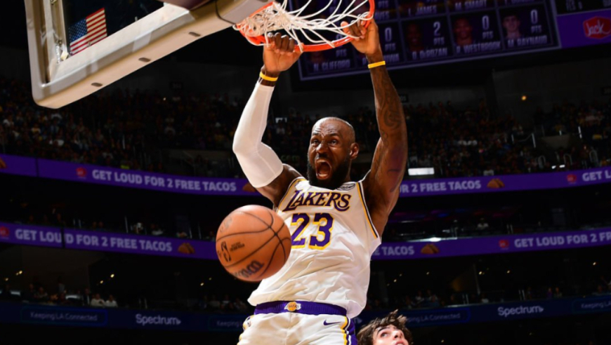 三记炸扣嗨翻全场！詹姆斯24分5助攻2抢断：三分4中3状态火热