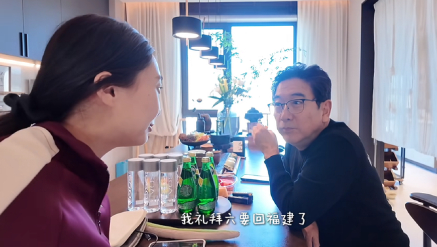 水亦诗带女儿搬到福建婆家定居，妈妈跟着照顾孩子，水均益显落寞