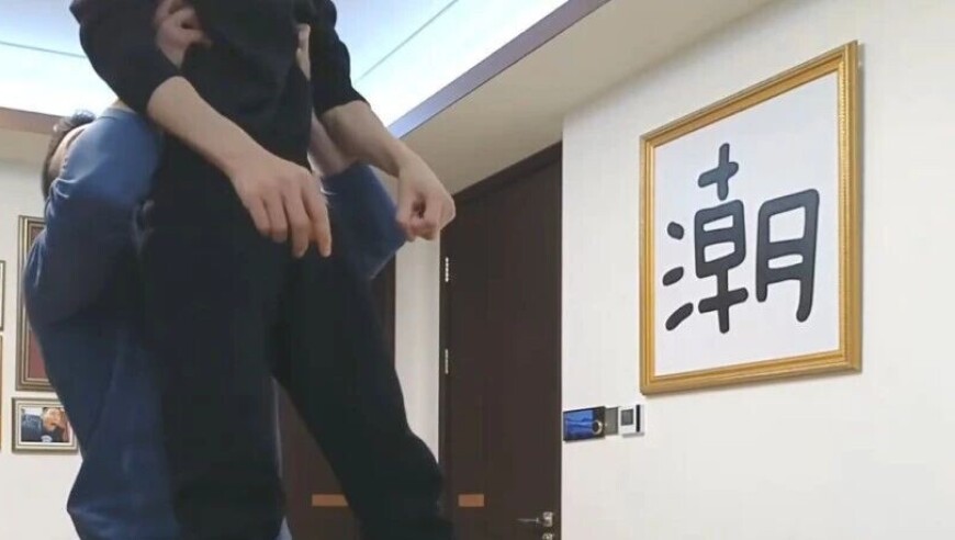 石智勇将旭旭宝宝举高高还出无级别，第一翻页个性净台蝙蝠问世