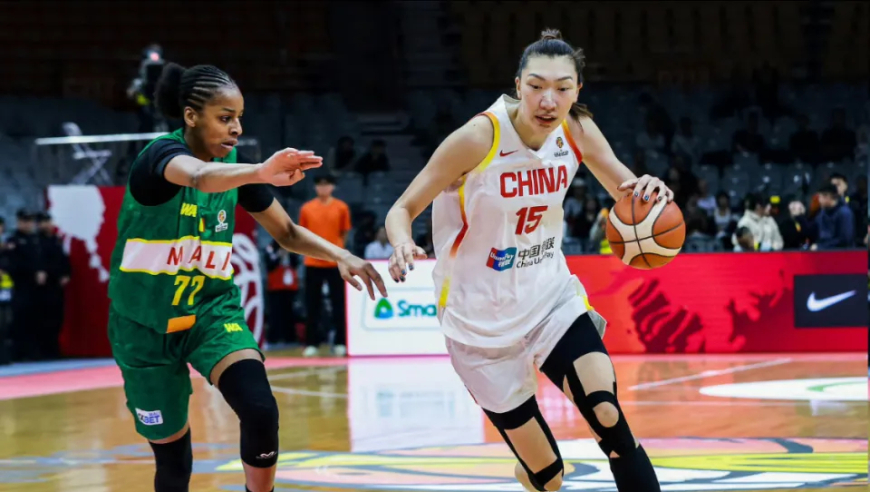 短板太明显！在场4打5+罚球3中0，球迷：宫鲁鸣迷信她将付出代价