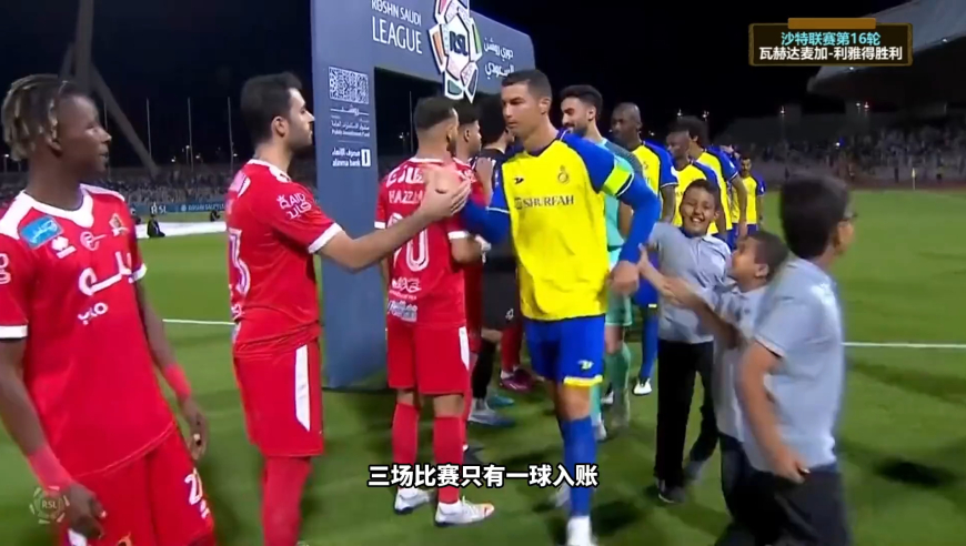 体坛记忆 | C罗上演大四喜，全场球迷起立鼓掌，38岁老将踢出了28岁的状态