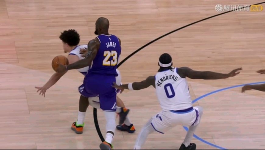 东契奇戏耍乔治打2+1锁定五佳球 詹姆斯被撞膝盖一幕太惊魂
