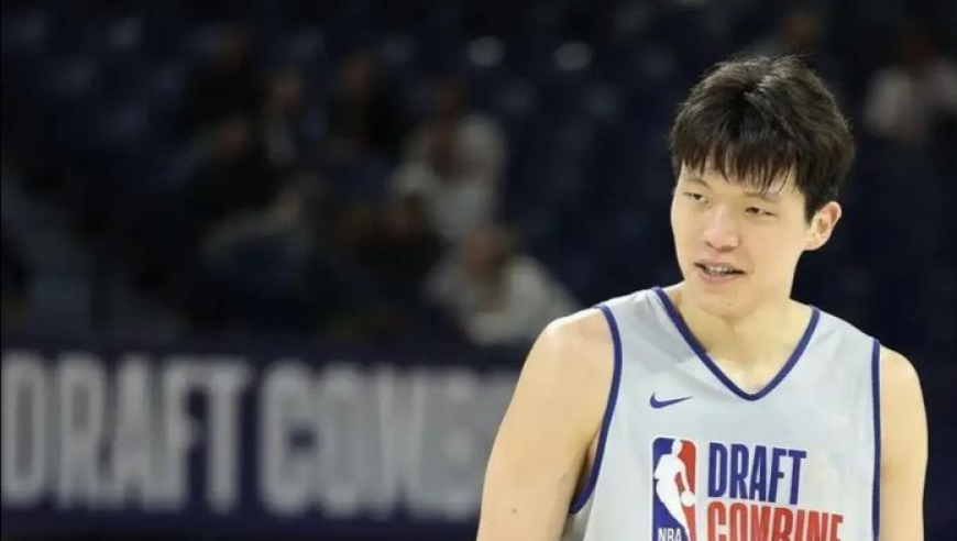 美媒质疑杨瀚森表现，刁钻问题“挖坑”采访，主教练直接黑脸硬怼