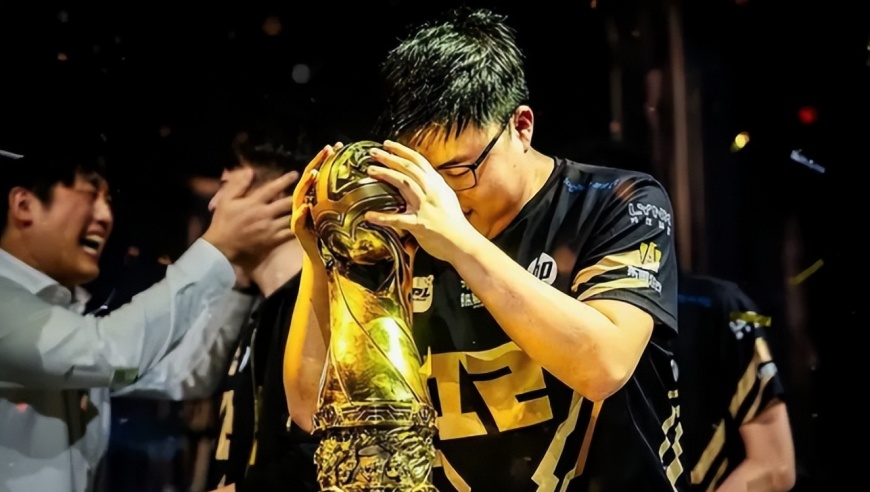 UZI打服了韩国人，备受韩国人尊敬！爱笑发言太逆天，真绷不住了