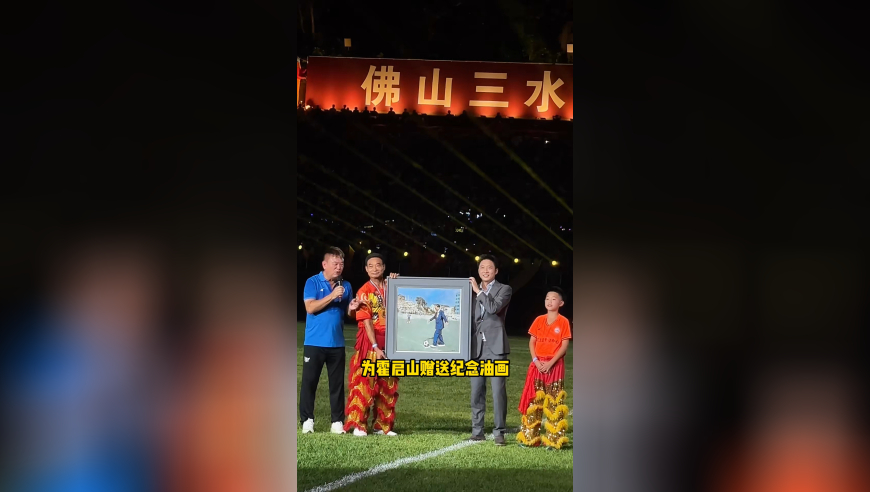 孝顺又低调的霍启山！参观博物馆深情驻足爷爷旧照，一家三代都在为中国体育做贡献