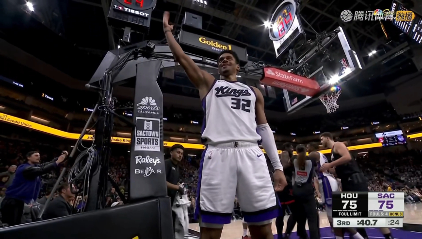 抽象！考德维尔被犯规后在场边装逼 结果队友为他出头双方爆发冲突