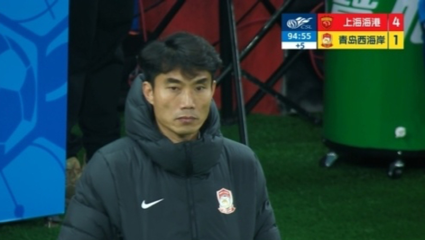 45岁郑智瞪眼发呆！率队2连败排名未扣分队垫底，遭质疑：撑不过10轮