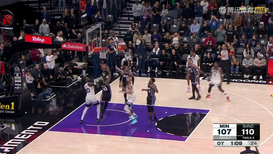 他就是飞人！国王森林狼生死时刻 蒙克极限鱼跃救球成功看呆全场