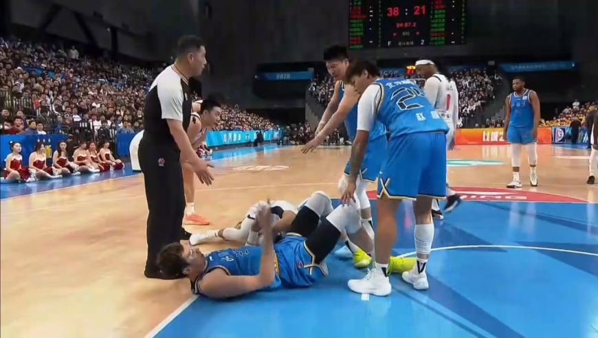 太恐怖！慢镜还原徐杰膝盖遭周琦重压重伤全过程，全场球迷吓坏了