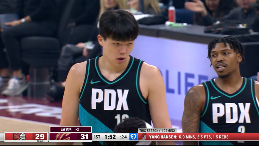 进步明显！杨瀚森首节2分2板1助1成功掩护 开拓者轰10-0反超骑士！