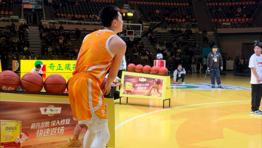 现场视角回看胡明轩三分大赛 轰21分状态火爆超远没进太可惜