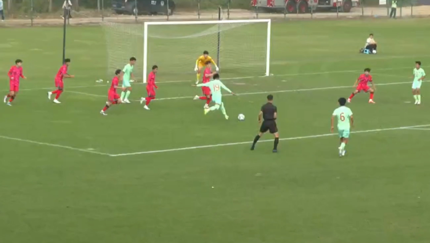 国足U15长传配合打穿韩国，边路强突造乱战险破门，现场球迷高呼进一个