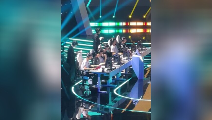 感觉T1像是在试阵容，网友：打的像排位！