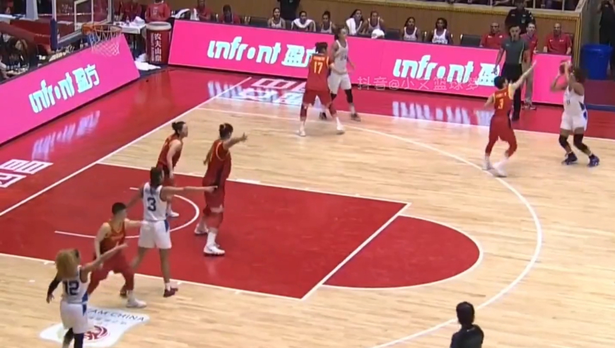 体坛记忆｜对方狂下黑手，女篮姑娘差点脑震荡